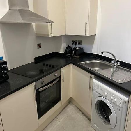 Modern 1 Bed Apartment In Salford Манчестер Экстерьер фото