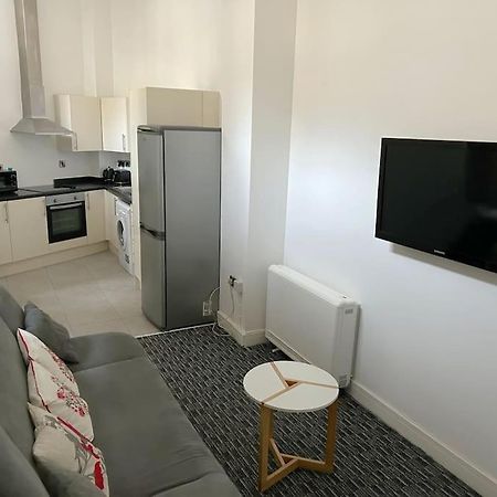 Modern 1 Bed Apartment In Salford Манчестер Экстерьер фото