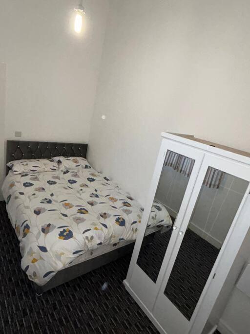 Modern 1 Bed Apartment In Salford Манчестер Экстерьер фото