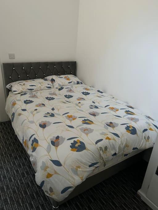 Modern 1 Bed Apartment In Salford Манчестер Экстерьер фото