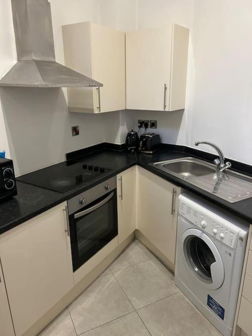 Modern 1 Bed Apartment In Salford Манчестер Экстерьер фото
