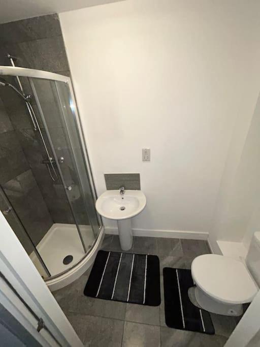 Modern 1 Bed Apartment In Salford Манчестер Экстерьер фото