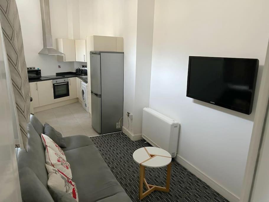 Modern 1 Bed Apartment In Salford Манчестер Экстерьер фото